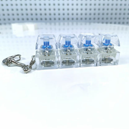 لوحة مفاتيح ميكانيكية بأربعة مفاتيح، مزودة بإضاءة كريستالية شفافة، وغطاء مفاتيح مضاد للضغط لتخفيف الضغط على الأصابع، وقلادة للحقيبة المدرسية، وسلسلة مفاتيح، وأداة لتخفيف التوتر، وجهاز نقر، هدية.